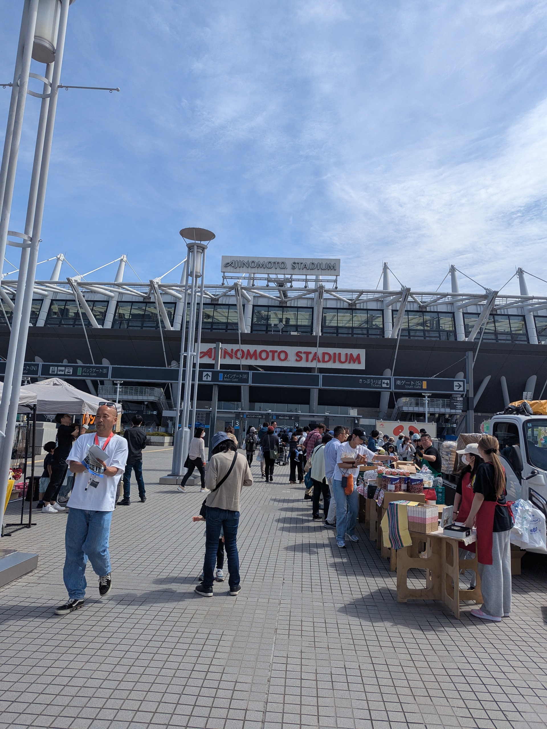 スタジアム外周のフリマ出店と来場者の様子