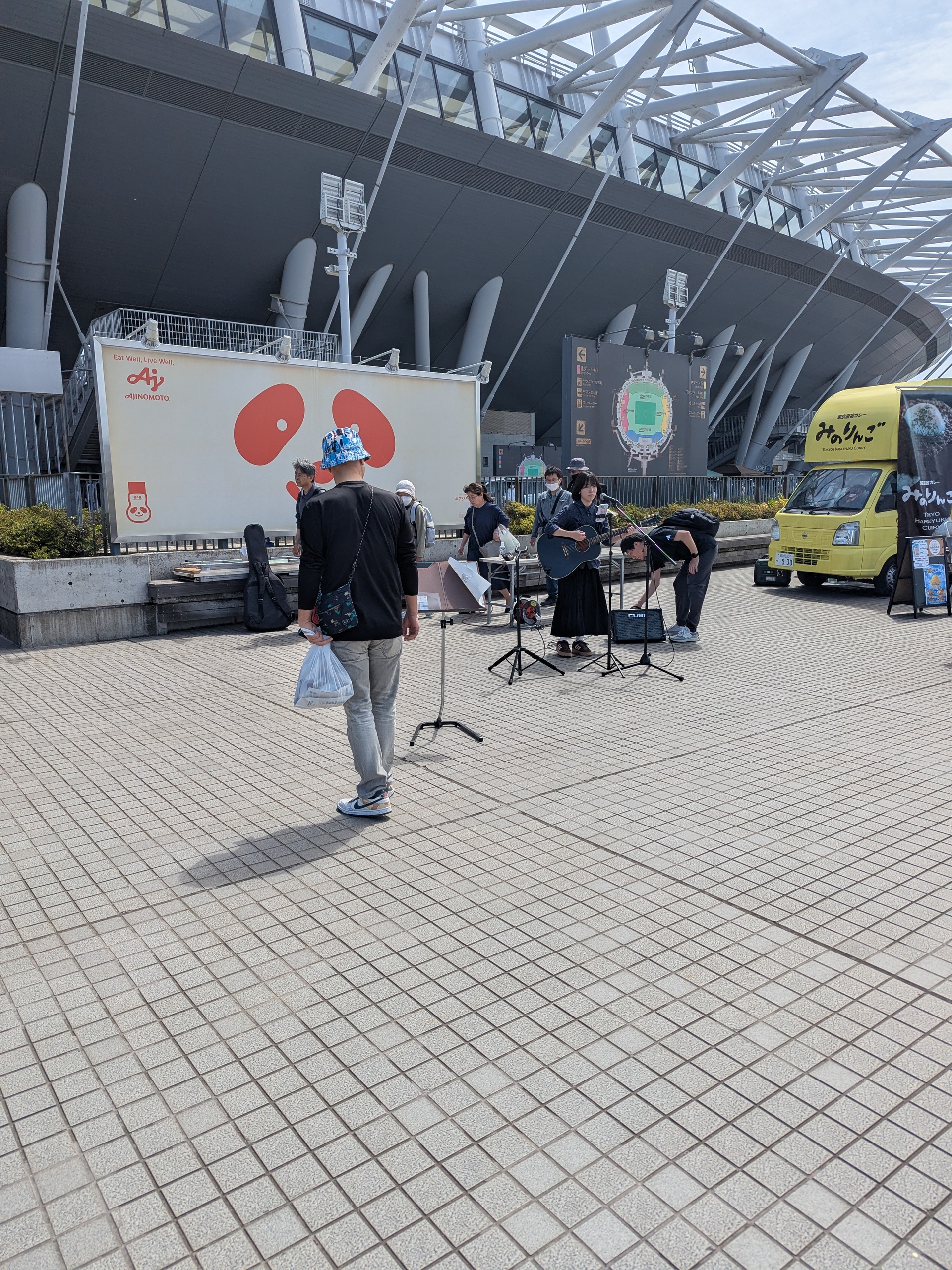 アジパンダ広場でのアコースティックストリートライブと『みのりんご』キッチンカー