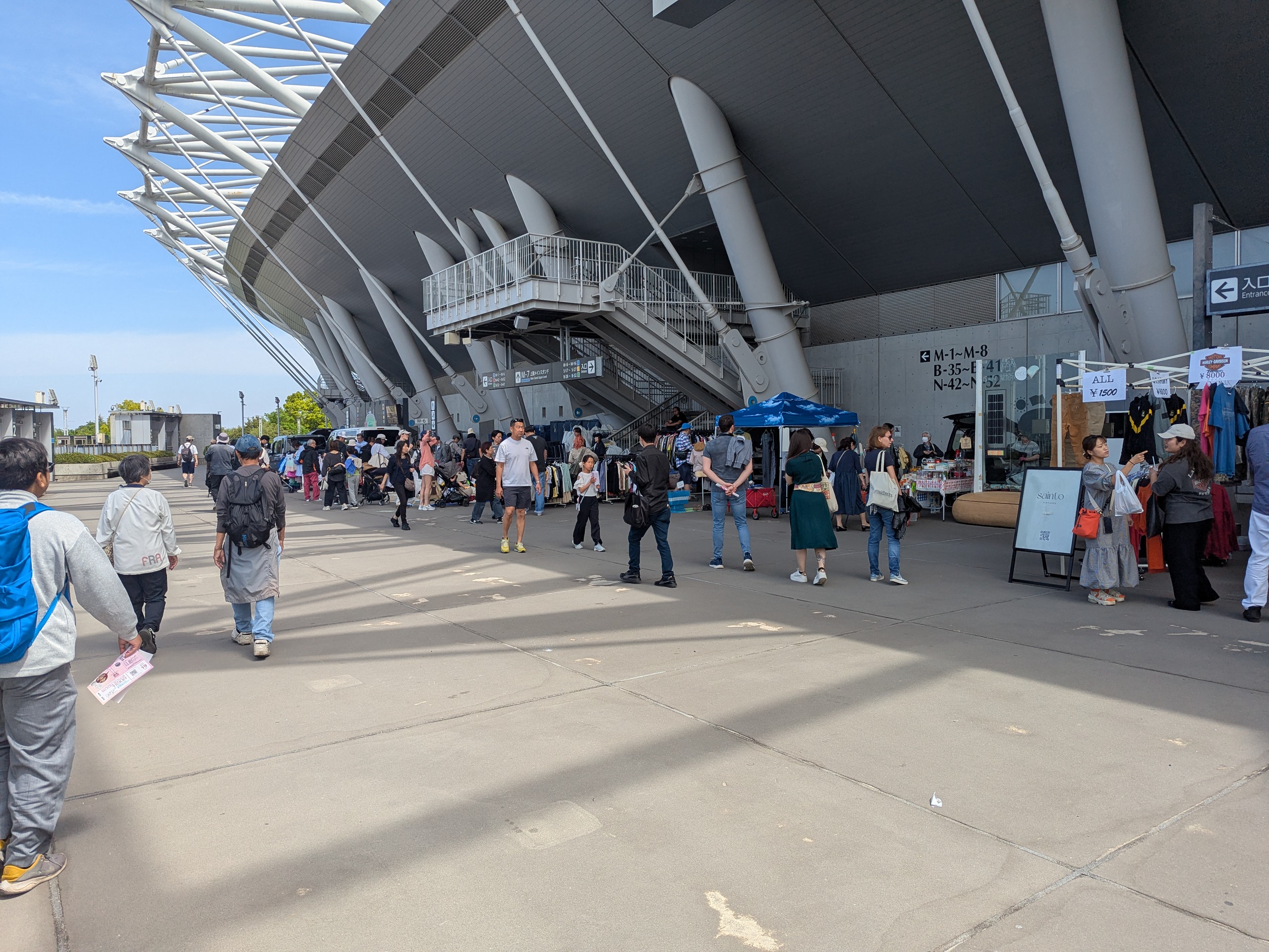 BIGフリマで賑わう味の素スタジアム外周エリアの来場者