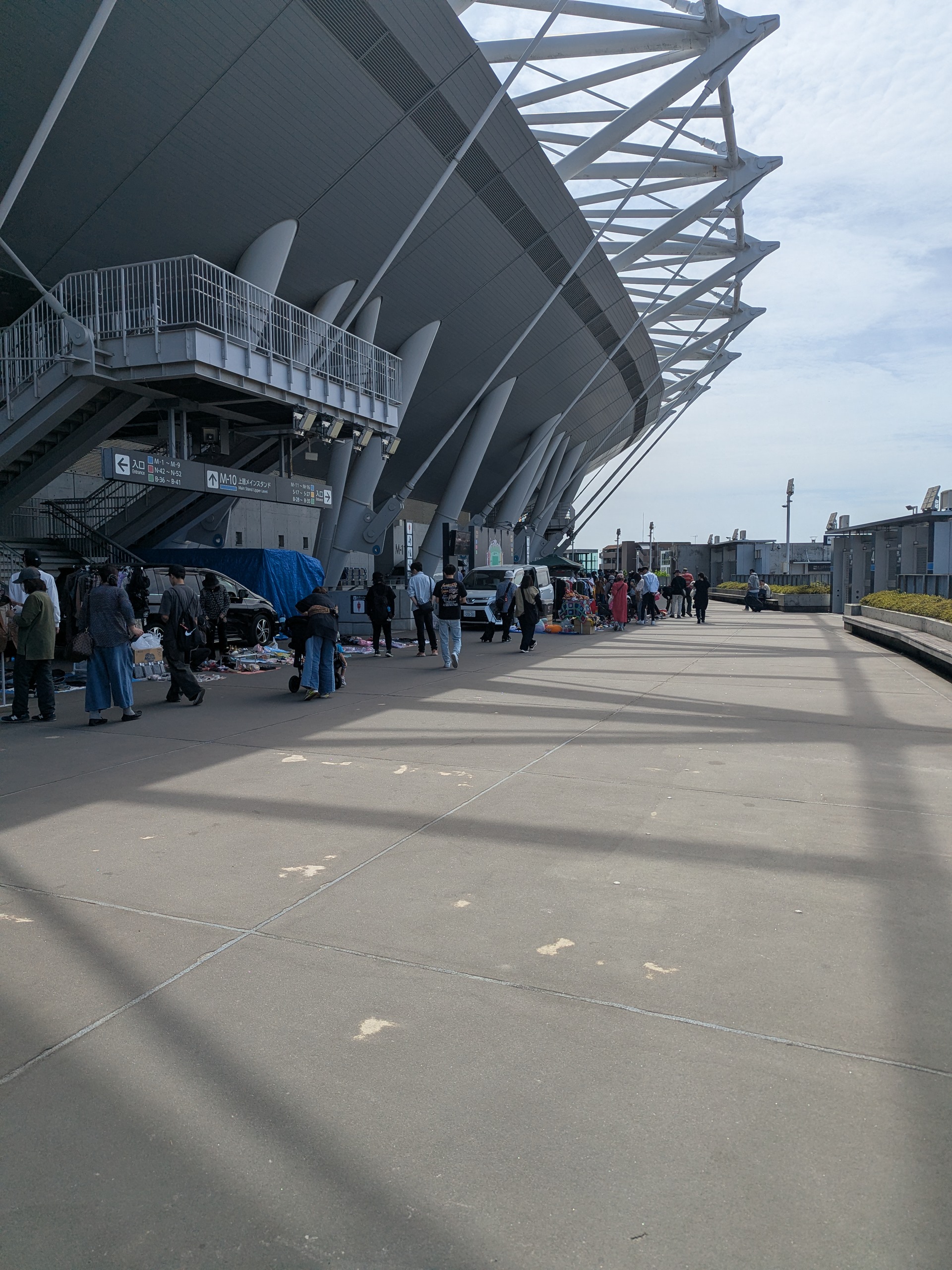 味の素スタジアム外周のくるま出店エリア。車両から直接販売する出店と買い物客の様子